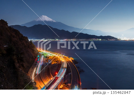東海道五十三次 薩埵峠から月光に照らされる富士山と東海道の夜景 東海道五十三次 薩埵峠から月光に照らされる富士山と東海道の夜景 135462847