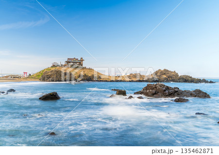 「青森県」対岸から蕪島を望む　八戸市　長秒露光 135462871