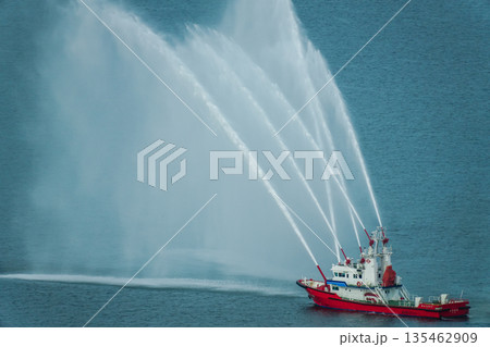 消防艇による放水 消防艇による放水 135462909