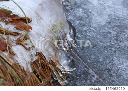 渓流のしぶき氷 135462930