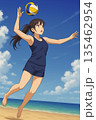 海辺でジャンプするビーチバレーの女性選手 135462954