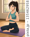 ヨガマットで瞑想する穏やかな表情の女性 135462958