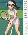 ラケットを構え試合に挑む真剣な女子テニス選手 135462961