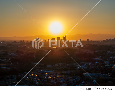 「埼玉県」夕日とさいたま新都心 さいたま市 「埼玉県」夕日とさいたま新都心 さいたま市 135463003