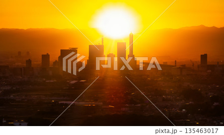 「埼玉県」夕日とさいたま新都心　さいたま市 135463017