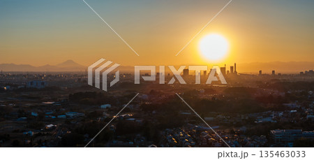 「埼玉県」夕日とさいたま新都心 さいたま市 「埼玉県」夕日とさいたま新都心 さいたま市 135463033