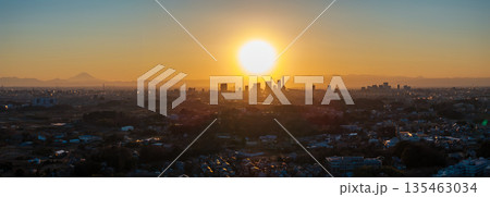 「埼玉県」夕日とさいたま新都心 さいたま市 「埼玉県」夕日とさいたま新都心 さいたま市 135463034