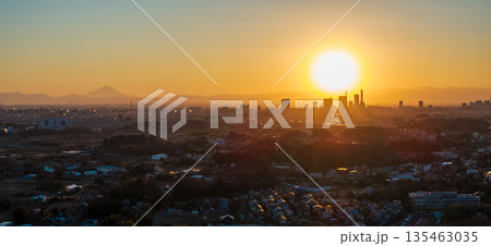 「埼玉県」夕日とさいたま新都心 さいたま市 「埼玉県」夕日とさいたま新都心 さいたま市 135463035