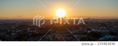 「埼玉県」夕日とさいたま新都心　さいたま市 135463036