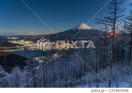雪景色の新道峠から樹氷と夜明けの富士山 雪景色の新道峠から樹氷と夜明けの富士山 135463046
