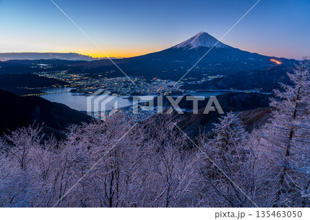 雪景色の新道峠から樹氷と夜明けの富士山 135463050