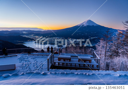 雪景色の新道峠から樹氷と夜明けの富士山 135463051