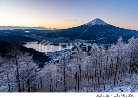 雪景色の新道峠から樹氷と夜明けの富士山 雪景色の新道峠から樹氷と夜明けの富士山 135463056