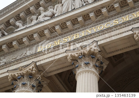 マドレーヌ寺院を見上げる 135463139