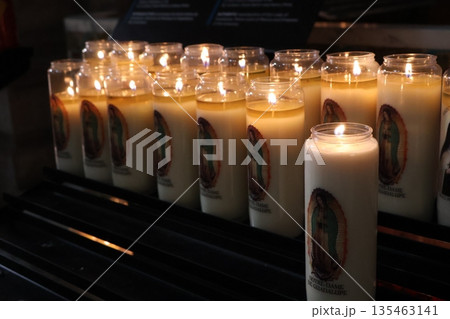 教会の中に灯るキャンドル 135463141