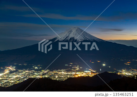 冬の三つ峠から夕方の富士山 135463251