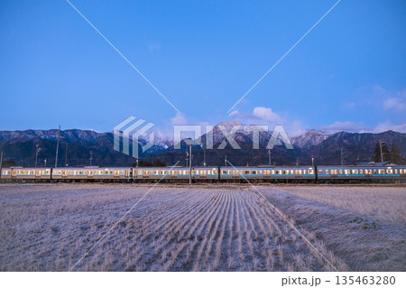 【細野駅】夜明けの大糸線【北安曇郡松川村】 135463280