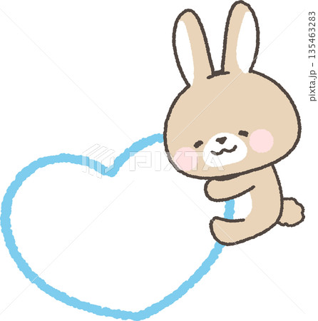 ハートに抱きつく茶色のうさぎ 135463283