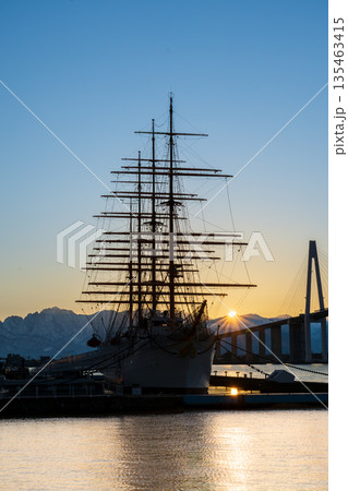 夜明けの海王丸パークから海王丸と新湊大橋と朝焼けの立山連峰 135463415