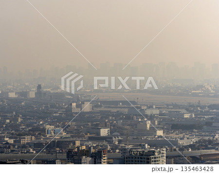 黄砂に覆われた空港と都市のビル群 黄砂に覆われた空港と都市のビル群 135463428
