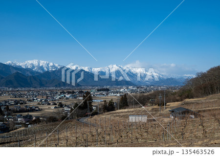 安曇野市から望む北アルプス 135463526
