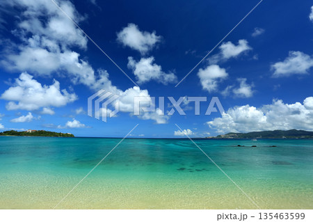 沖縄の美しい海 135463599