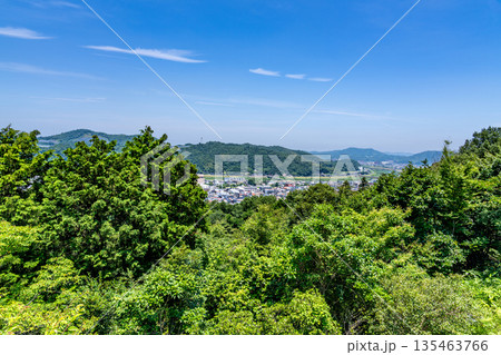 初夏の打吹山　展望台から見た市街地2　鳥取県倉吉市 135463766