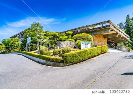 倉吉市役所本庁舎の初夏の風景1 鳥取県倉吉市 倉吉市役所本庁舎の初夏の風景1 鳥取県倉吉市 135463780