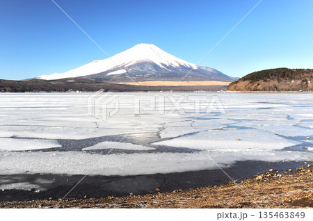 結氷し氷が割れて湖面に浮かんだ厳寒期の山中湖と積雪の富士山 135463849