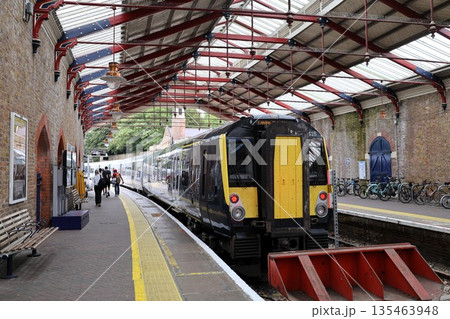 イギリス・ロンドン郊外の駅のホームに停車する電車 135463948