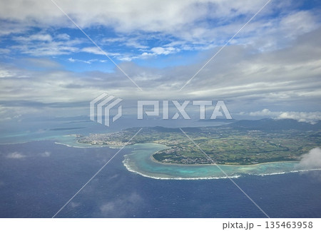 石垣島南部上空 135463958
