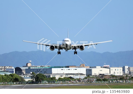 こちらへ向かって着陸してくる飛行機 こちらへ向かって着陸してくる飛行機 135463980