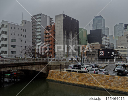 名古屋市堀川運河から名古屋駅の高層ビル群を見る 名古屋市堀川運河から名古屋駅の高層ビル群を見る 135464013