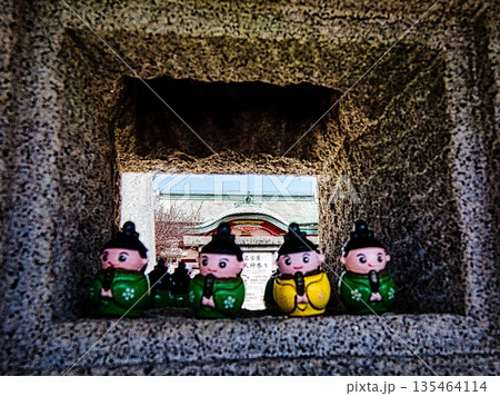 冬の終わりが近づくと神社の境内では梅が咲き始めます 冬の終わりが近づくと神社の境内では梅が咲き始めます 135464114