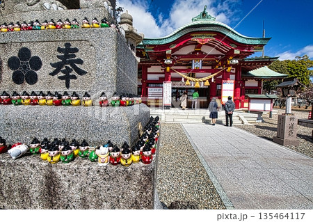 冬の終わりが近づくと神社の境内では梅が咲き始めます 135464117