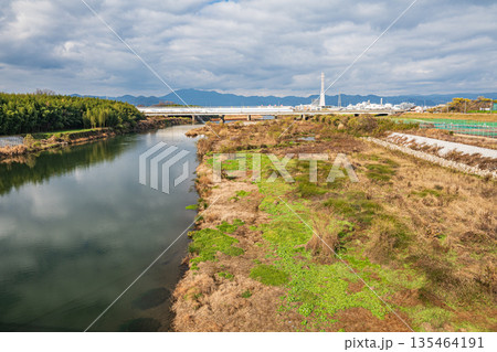 冬の桂川風景　京都市 135464191
