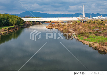 冬の桂川風景　京都市 135464195