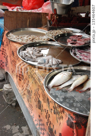 魚屋の店先（ウブド･バリ島／インドネシア） 135464607