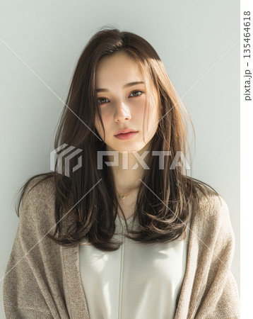 光に照らされた女性ポートレート｜透明感と知的な印象が際立つ一枚 135464618