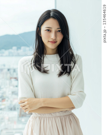 自然光に包まれた笑顔の女性｜初夏の爽やかさと親しみやすさを感じる一枚 135464619