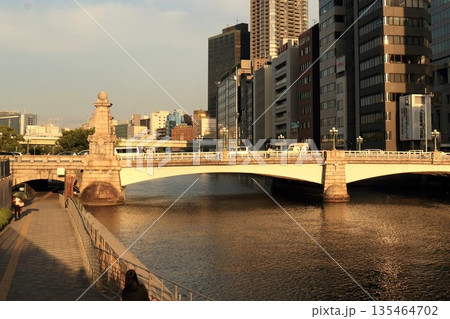 夕暮れの北浜駅前 135464702