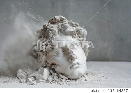崩れた石膏彫刻の顔と時間の痕跡 崩れた石膏彫刻の顔と時間の痕跡 135464827