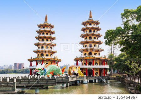高雄 蓮池潭(れんちたん)のシンボル 龍虎塔 高雄 蓮池潭(れんちたん)のシンボル 龍虎塔 135464967