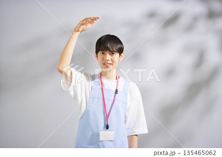 エプロンをした20代男性保育士 135465062