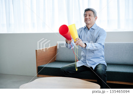 テレビ観戦で応援するシニア男性 テレビ観戦で応援するシニア男性 135465094