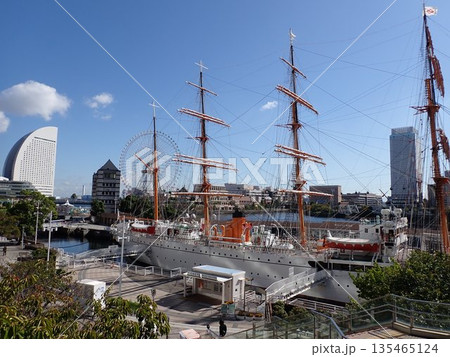 帆船日本丸と横浜港の風景 帆船日本丸と横浜港の風景 135465124