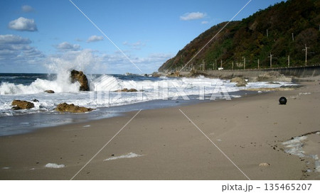 冬の荒れる笹川流れの日本海と青空と岬と 冬の荒れる笹川流れの日本海と青空と岬と 135465207