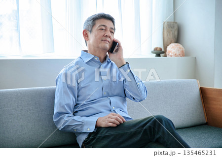 スマホで通話するシニア男性 135465231