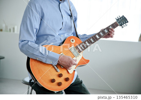 ギターを弾く男性の手元 135465310