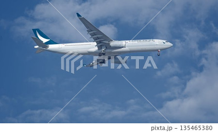 キャセイパシフィック航空の旅客機エアバスA330 135465380